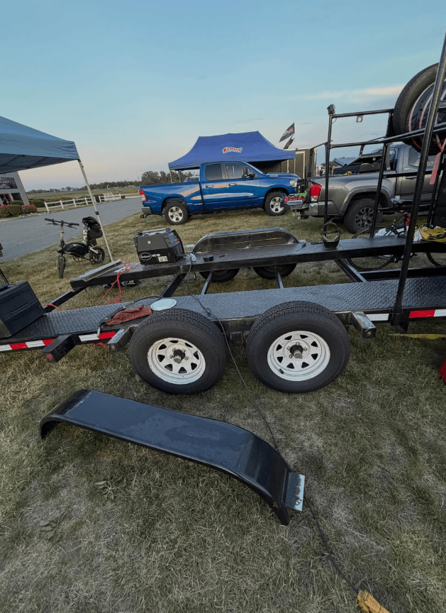 Tandem-axle flatbed trailer with a removed fender during maintenance